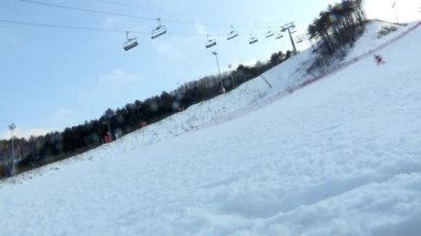 kayakçı ve snowboard düşkünleri Pyeongchang-gun, Kore'de iniyor