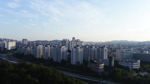 Durante el día en el paisaje urbano residencial en Gyeonggido — Vídeos de Stock