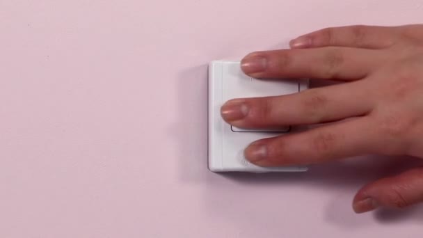 Les Mains Poussant Les Interrupteurs Électriques Éteignant Lumière Concept Énergie — Video