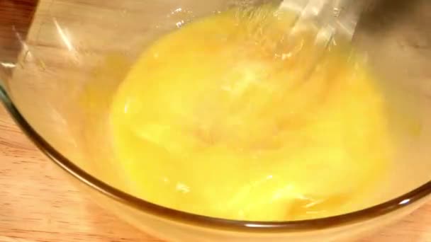 Fechar Vista Ovos Misturando Por Batedor Tigela Vidro — Vídeo de Stock