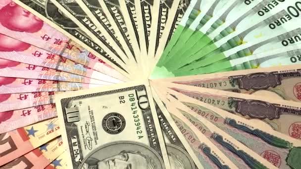 Açık Renkli Ekonomi Kavramı Üzerinde Daire Şeklinde Kağıt Para Koleksiyonu — Stok video