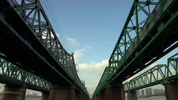 Hangang spoorweg-brug over rivier — Stockvideo