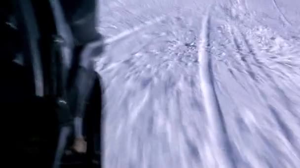 Mann fährt mit Schneemobil auf Urlaubsort in Korea — Stockvideo