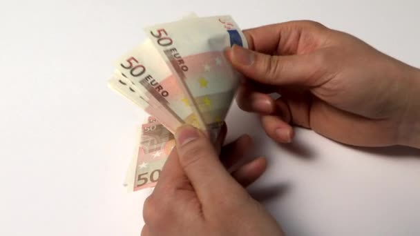 男性手计数欧元货币孤立在白色背景 — 图库视频影像