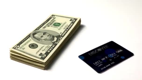 Dolarů Bankovky Mizí Nedaleko Rostoucí Hromadu Kreditních Karet Koncept Ekonomiky — Stock video