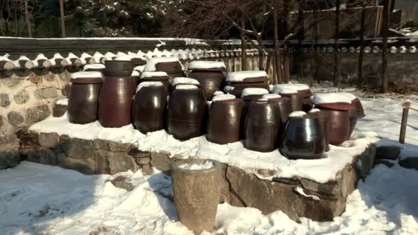 Snow-covered collection of pottery in courtyard — Stock Video