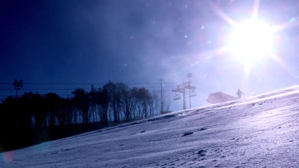 Homem esquiando no resort na Coréia — Vídeo de Stock