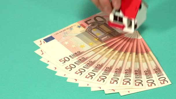 Mão Colocando Brinquedos Casa Carro Notas Euro Conceito Negócio — Vídeo de Stock