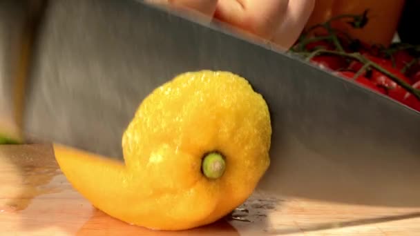 Stäng Kvinnlig Hand Skära Citron Bitar Med Kniv — Stockvideo