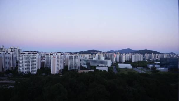 Amanecer en paisaje urbano residencial en Gyeonggido — Vídeo de stock