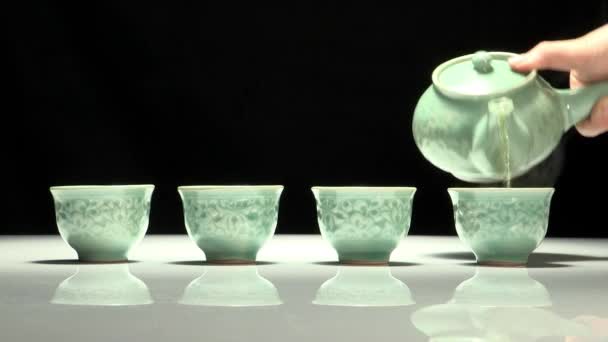 韓国の伝統的なお茶をカップに注いで女性の手の表示を閉じる — ストック動画