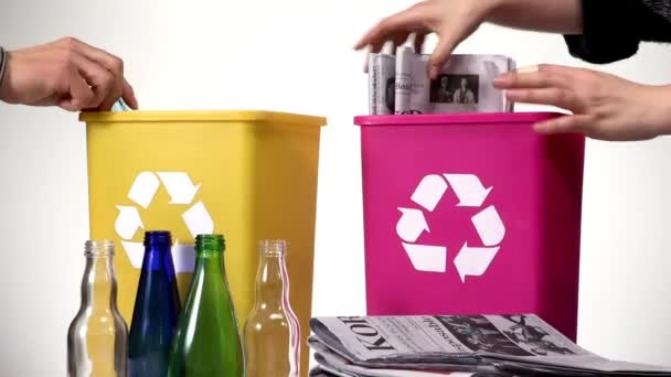 Concept Recyclage Avec Des Déchets Déviants Homme Femme — Video