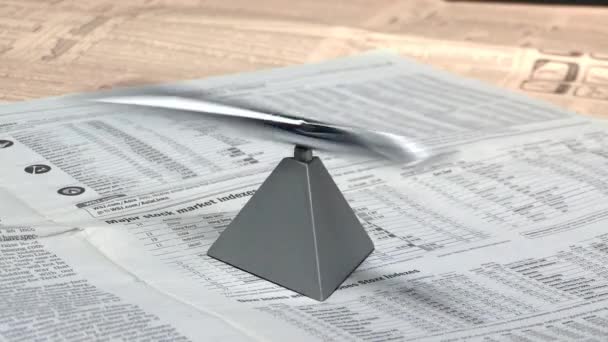 关于背景 经济和商业概念的报纸在金字塔上扭曲的钢笔 — 图库视频影像