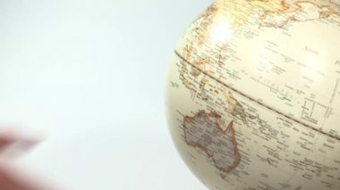 Ekonomi ve iş kavramı el küre karşı 