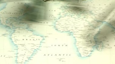 Dünya harita arka planda, ekonomi kavramı düşme Doları banknot 