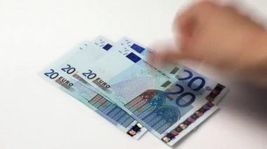 Erkek el beyaz arka plan üzerinde izole euro para sayma 