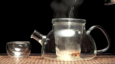 Cam çay bardağı, çay ve kaynar su ile cam çaydanlık closeup