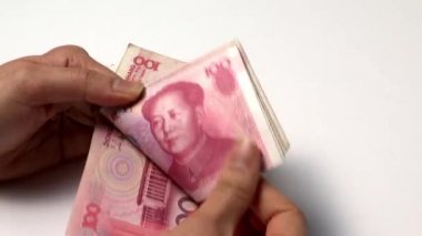 Beyaz arka plan üzerinde izole para sayma erkek eller kazandı 