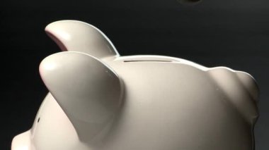 piggy banka para koyarak el