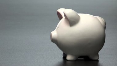 piggy banka para koyarak el