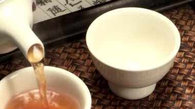 Kore geleneksel çay yapma kadın görünümünü kırpılmış 