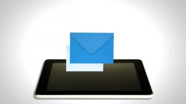 tablet pc ekran, e-iş kavramı dışarı uçan zarflar 