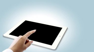 tablet pc ekran ve kumbara üstünde o, e-iş kavramı görünen dokunmadan eller 