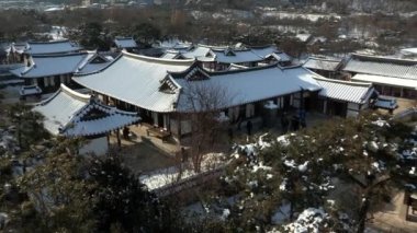 Han Seul, Kore ok köyde görünümünü gözlemleyerek