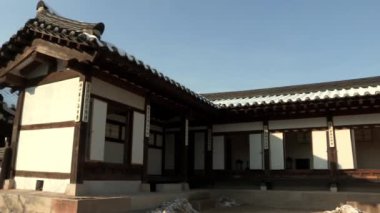 Han Seul, Kore ok köyde görünümünü gözlemleyerek