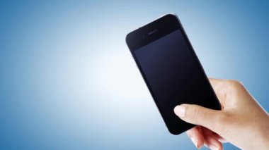 insan eli, e-iş kavramı içinde smartphone perde dışında uçan kelebek 