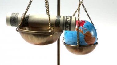 ölçekler Doları banknot ve dünya, ekonomi kavramı ile