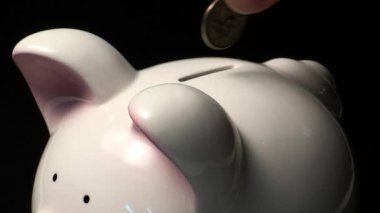 piggy banka para koyarak el