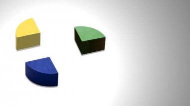 Pasta grafiği gri arka plan üzerinde renkli adet yapılmış konseptiyle istatistikleri