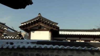 Han Seul, Kore ok köyde görünümünü gözlemleyerek