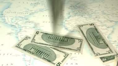 Dünya harita arka planda, ekonomi kavramı düşme Doları banknot 