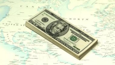 Doları banknot, ekonomi kavramı yığını üzerinde görünen sikke yığını ile Dünya Haritası 