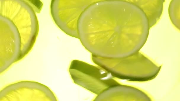 Plastry limonki, porusza się w wodzie — Wideo stockowe