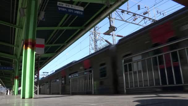 韩国首尔的现代火车经过车站 — 图库视频影像