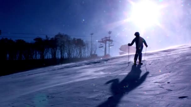 Mann beim Skifahren auf Skigebiet in Korea — Stockvideo