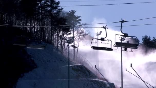 Elevador de esqui na estação de esqui — Vídeo de Stock