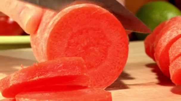 Nahaufnahme Einer Weiblichen Hand Die Karotten Mit Dem Messer Stücke — Stockvideo