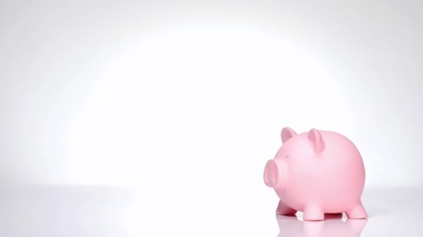 Hand Van Vloeiende Munten Piggy Bank Door Gieter Economie Concept — Stockvideo