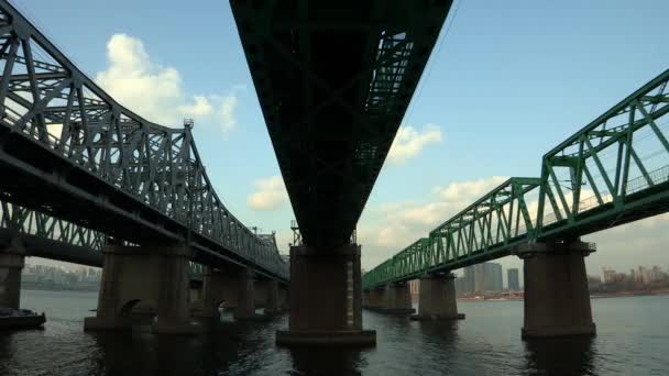 Hangang spoorweg-brug over rivier — Stockvideo