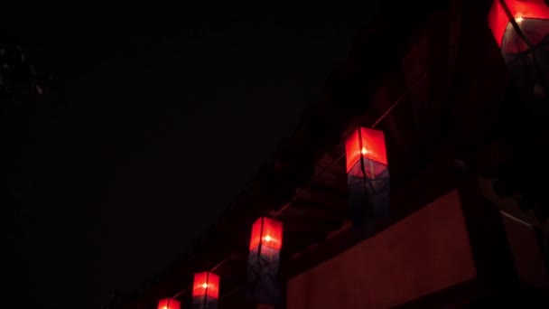 夜懐中電灯で韓国の伝統的な家の詳細 — ストック動画