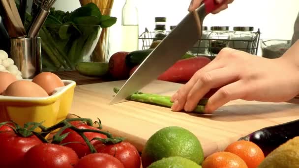 Asparagi da taglio su tavola di legno — Video Stock