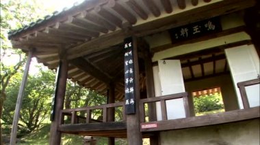 Geleneksel Kore ev ve zengin yeşil bitkiler etrafında görünümü