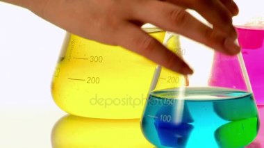 kadehler sıvılarda karıştırma laboratuvar teknisyeni