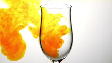 Aqua mürekkep damlaları bardağı içinde 