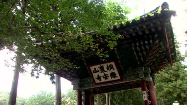 Bina tabela üzerinde saçak Pavyonu