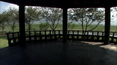 Geleneksel Temple Güney Kore'de ağaçlar arka planda bina göster